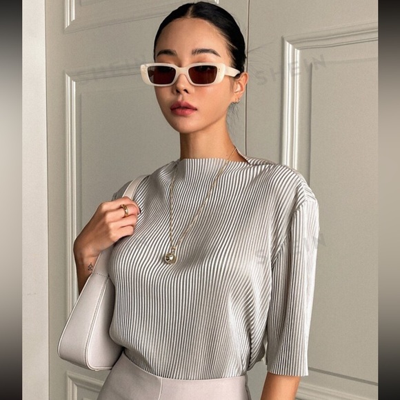 Drop shoulder accordion pleat top - Picture 1 of 2